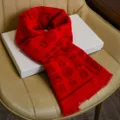 Bufanda de invierno roja con caracteres de bendición, cálido regalo para padres y abuelos mayores. - Qi Tian Hong Fu (Sin Caja de Regalo)