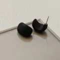 Detailansicht minimalistischer schwarzer C-förmiger Ohrringe mit modernem und glattem Design. - Abgerundeter Praller Beschichteter Stil (A24-161G)