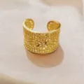 Retro vergoldeter offener Ring mit filigranem Hohlmuster und Totem-Design, elegante Hochzeit. - Offener Ring (D24-007R)