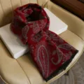 Bufanda roja efecto cachemira con estampado paisley y flecos para mujer y hombre invierno cálido. - Paisley Grande / Burdeos