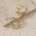 Boucles d'oreilles créoles géométriques dorées, gros plan, design minimaliste quotidien. - Style C Géométrique (A24-105P)