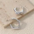 Vue détaillée de boucles d'oreilles créoles géométriques argentées, design minimaliste. - Style Polygone Géométrique C (A24-105R)