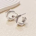 Détail de boucles d'oreilles créoles géométriques argentées, clous d'oreilles modernes. - Style C Facetté Géométrique (A24-070R)