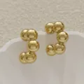 Boucles d'oreilles boules dorées créoles C en détail, bijou géométrique chic et élégant. - Style C Enfilé de Perles (A24-104P)
