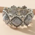 Bracelet extensible argenté vintage avec maillons en résine effet marbre blanc et perles de métal. - Style HY034 / Blanc