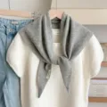 Grijs wollen driehoekssjaaltje, gebreide nekwarmer en stijlvolle sjaal voor dames. - Lichtgrijs