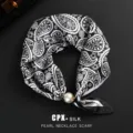 Pañuelo de seda con estampado paisley en blanco y negro y elegante hebilla de collar de perlas. - Paisley Sol Negro Blanco