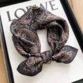 Elegante panuelo cuadrado pequeno de seda de morera con motivo cachemira vintage para unisex. - Paisley de la Dinastía Tang