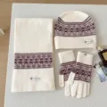 Conjunto de invierno de punto con gorro bufanda y guantes cálidos para climas fríos y modernos. - Blanco