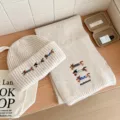 Beige Strickmütze und Schal Set für Damen, süße Dackel Stickerei warme kuschelige Winterkleidung - 2-teiliges Set aus Mütze und Schal / Beige