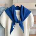 Blauwe gebreide driehoekige sjaal voor vrouwen, zachte wollen winter shawl en warme halswarmer. - Saffierblauw