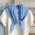 Blauwe gebreide driehoekige sjaal, zachte wollen nekverwarmer variant voor vrouwen, warme accessoire. - Hemelsblauw
