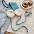 Gezellige pluche gebreide oorkleppers met lange banden, perfect voor koude wintertijden. - Haze Blauw