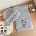 Graues Strickmütze und Schal Set mit süßer Dackel Bestickung für den warmen Winter. - 2-teiliges Set aus Mütze und Schal / Grau