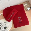 Rotes Winter Strickmütze und Schal Set mit süßer Dackel Stickerei, warme Wolle Paar Mütze. - 2-teiliges Set aus Mütze und Schal / Rot