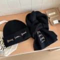 Schwarze Mütze und Schal Set Damen Winter warmer Strickbeanie und Halstuch mit süssen Hunden - 2-teiliges Set aus Mütze und Schal / Schwarz