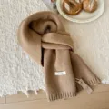 Bufanda de invierno de lana tejida marrón lisa y acogedora con flecos para clima frío. - Camello