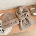 Conjunto de gorro y bufanda de punto de invierno para mujer bordado de salchicha beige - Caqui