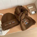 Conjunto de gorro y bufanda de punto marrón para mujer, bordado de salchicha invierno cálido. - Café