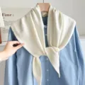 Einfarbiges Strick-Dreiecktuch aus Wollemischung, elegante Damen Schal Stola Accessoire - Milchweiß