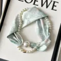 Κολιέ με πέρλες και μεταξωτό μαντήλι γυναικείο, κομψό αξεσουάρ λαιμού με floral σχέδιο. - Melani Kamelia me Koumpoma Perlás - Mavro kai Lefko