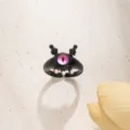 Anello aperto con piccolo mostro carino e occhio di gatto, gioiello da donna vista dettaglio. - Piccolo Mostro Nero (D23-139)