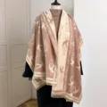 Vrouwen winter dikke kasjmier-look sjaal met franjes en elegant zwaluw printontwerp. - Kameel en Beige