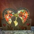 Décoration de mariage en bois cœur avec guirlande LED et détail de silhouette de couple. - Style M et Mme Avec Lumières