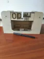 Détail de calendrier perpétuel vintage en bois avec compartiment de rangement et déco de bureau. - 250x100x143mm / Couleur bois naturel