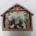 Détail de la crèche en bois, ornement de table de Noël superposé en 3D et figurines de silhouette vue. - Maison de Nativité