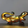 Vue de détail de lampe de décoration de bureau évidée 3D lézard en bois, artisanat créatif. - Avec Lumière LED