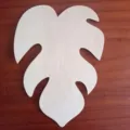 Détail de découpe de feuille de monstera en bois, décoration d'intérieur artisanale en bois naturel. - Feuilles de Monstera