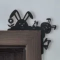 Gros-plan sur le décor de coin de lapin de Pâques en bois noir sur le cadre de porte. - Style Double Tête de Lapin