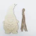 Pendentif gnome en bois avec corde de jute pour decoration de fete et bricolage. - Style Félicitations