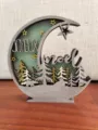 Décoration de lune de Noël en bois avec des arbres, parfaite pour les fêtes de fin d'année. - Classique