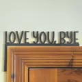 Gros plan sur le panneau d'angle de cadre de porte en bois noir avec texte LOVE YOU BYE. - Ornement à angle droit de cadre de porte Style 6