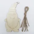 Vue détaillée de pendentif gnome en bois brut avec ficelle en jute pour bricolage DIY. - Classique