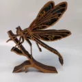 Vue détaillée de la sculpture de libellule en bois multicouche avec des découpes exquises. - Style sans lumière / 17x20x2.7cm