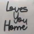 Vista di dettaglio della decorazione con lettere in legno nero Loves You Home per casa. - Stile 4