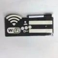 Detailansicht des Holz-WLAN-Passwortschilds mit beschreibbaren Feldern und Whiteboard-Marker. - Schwarz mit Stift