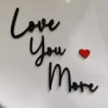 Vista dettagliata delle lettere in legno corsive nere Love You More con cuore rosso. - Set di tre + Cuore + Punti di colla 10 + Imballaggio in Cartone