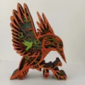 Gros plan détail de la sculpture de colibri en bois multicouche 3D au design de forêt. - Colibri