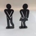 Gros plan détaillé des figurines de toilettes en bois, décoration de porte créative. - Plaque de Toilettes Avec Base Ensemble
