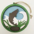 Ornement suspendu en bois motif poisson océan avec design de vagues et ficelle de jute. - Requin