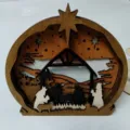 Ornement de bureau de scène de nativité de Noël 3D en bois, décor creux multicouche. - 17.8x17.2cm / Maison de Nativité