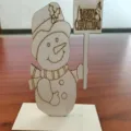 Vue détaillée de décoration de table de bonhomme de neige de Noël en bois, ornement festif. - Bonhomme de neige