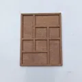 Holz Miniatur Schmuckregal Detailansicht mit Rasterstruktur für kleine Sammlerstücke. - Braun 3