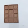 Detailansicht des miniaturen Holzregals mit filigranen Fächern und feiner Holzstruktur. - Braun 2