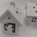 Détail d'ornement de petite maison de neige de Noël en bois, belle décoration suspendue. - Style Père Noël