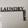 Vue détaillée de l'enseigne d'angle noire en bois laundry open 24/7, décoration murale. - Ornement à angle droit de cadre de porte Style 8